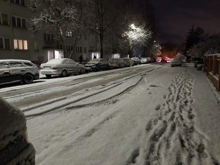 Intensywne opady śniegu. We Wrocławiu zrobiło się biało [DUŻO ZDJĘĆ], Red