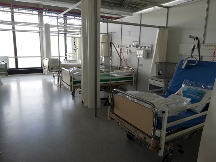 Kończą się miejsca w szpitalu tymczasowym. W planach otwarcie nowego modułu, Bartosz Senderek