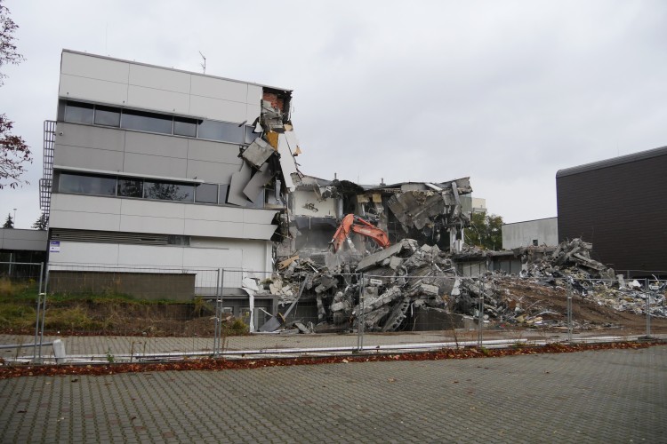 Wyburzają budynek z placu Strzegomskiego, Jakub Jurek