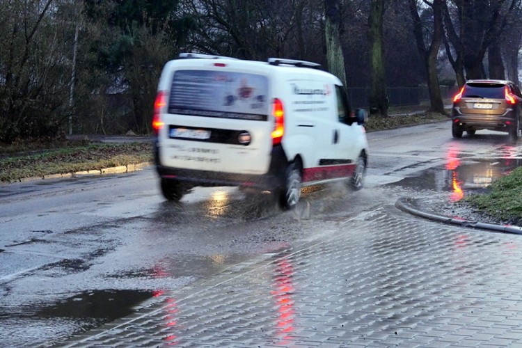 Wrocław: Duża awaria wodociągowa na Partynicach. Ulice zalane, w domach nie ma wody [ADRESY, ZDJĘCIA], Jakub Jurek