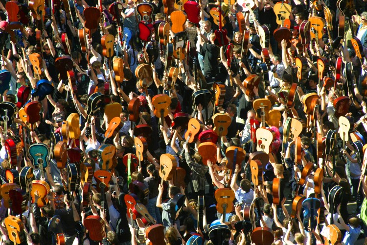 Tysiące gitarzystów na poniedziałkowym biciu rekordu Guinnessa, zbiory organizatora