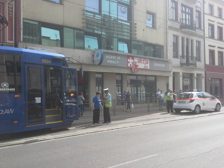 Dziewczyna wypadła z tramwaju w trakcie jazdy. Nagle otworzyły się drzwi [ZDJĘCIA], Wojciech Bolesta