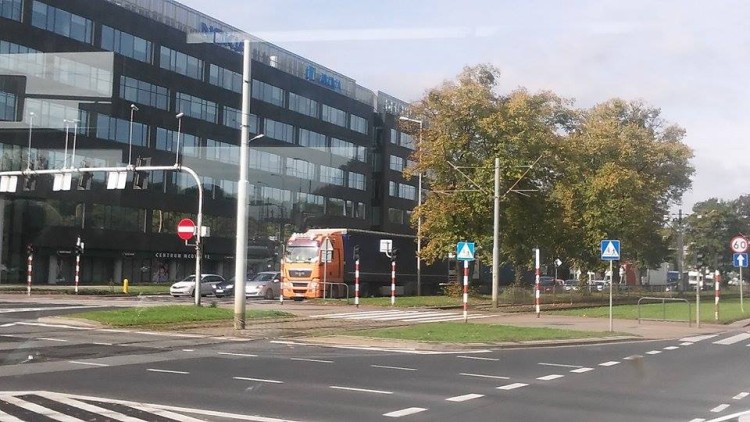 Dwie osoby ranne w wypadku na AOW. Zachodnia część Wrocławia była sparaliżowana [ZDJĘCIA], mgo