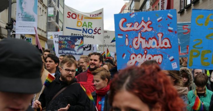 Aktywiści LGBT+ przygotowali pakiet dla wrocławskich licealistów. Rozdawać go mają nauczyciele, Bartosz Senderek