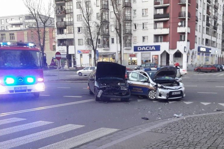 Wypadek z udziałem samochodu straży miejskiej w centrum [ZDJĘCIA], czytelnik