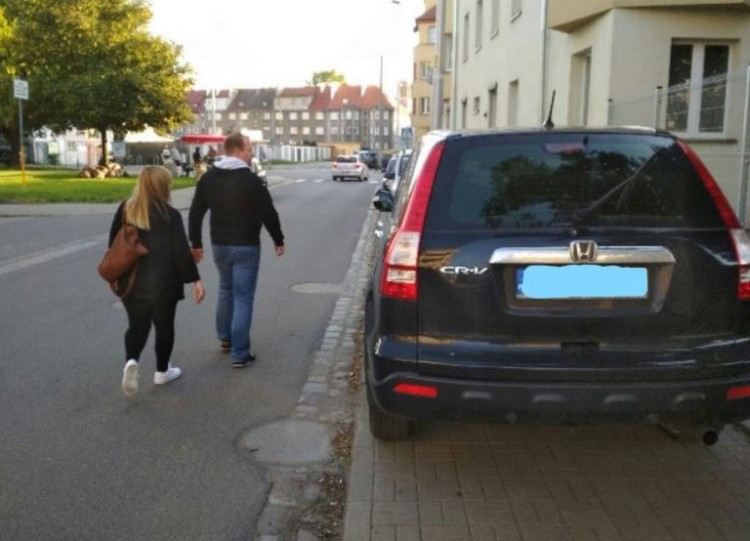 Bezmyślni kierowcy blokują chodniki i narażają pieszych [ZDJĘCIA], Straż Miejska Wrocław