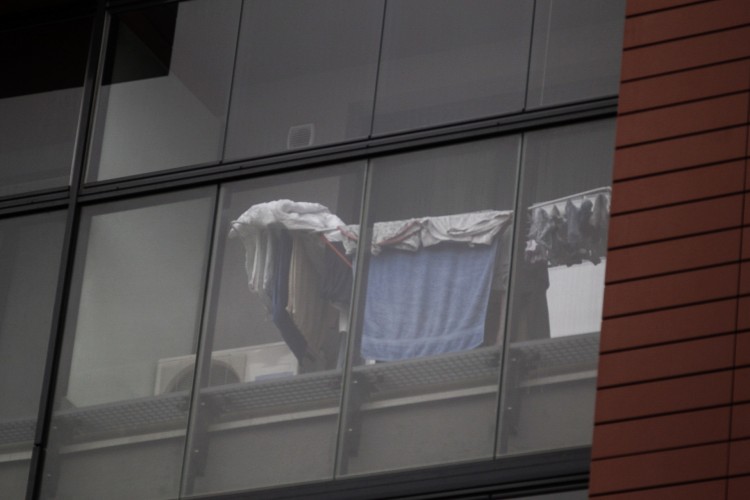 Rzeczy na ich balkonach są widoczne dla tysięcy ludzi dziennie [ZDJĘCIA], 0
