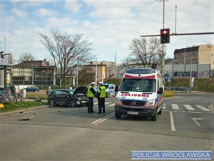 Pościg ulicami miasta za pijanym kierowcą. Policyjny radiowóz uszkodzony [ZDJĘCIA], Policja wrocławska