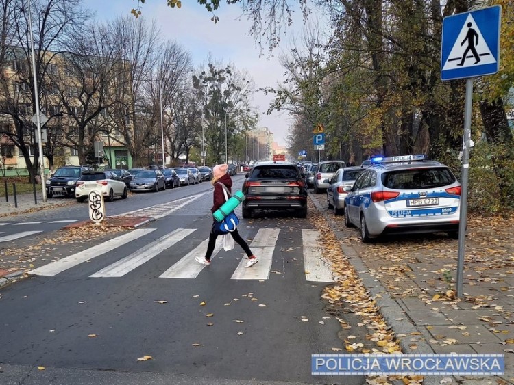 Wrocław: 68-latek zaparkował tak, że inni nie mogli przejechać [ZDJĘCIA], KMP we Wrocławiu