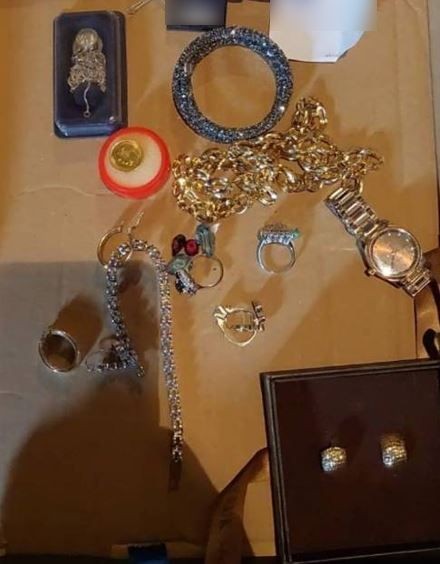 Oszustwo „na policjanta”. Straciła biżuterię i zegarek warte 70 tys. zł. Zatrzymano podejrzaną, Policja wrocławska