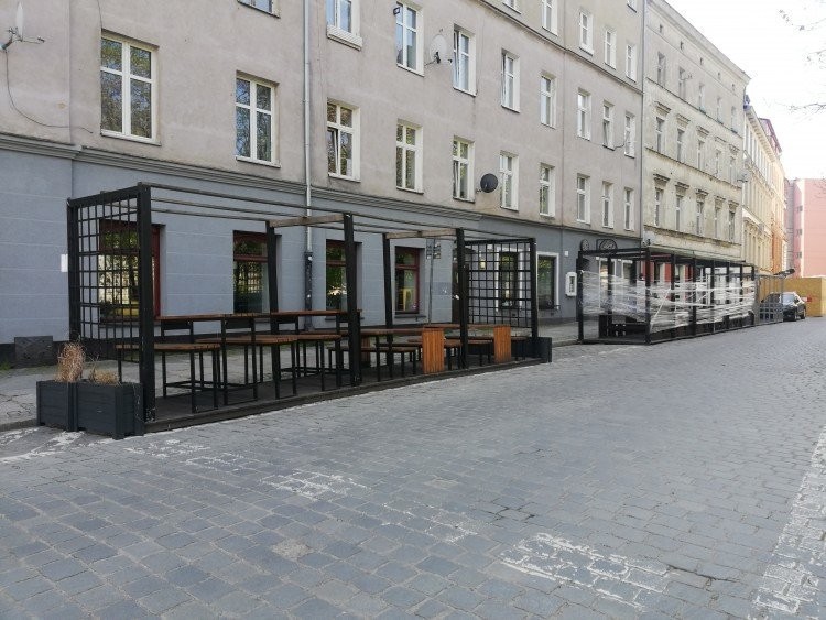 Wrocław: Agresywny mężczyzna atakował ludzi w ogródkach piwnych. Wrzeszczał i zrzucał obiady na chodnik, mgo