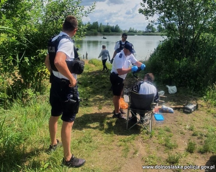 Wrocław: Ojciec pływał pontonem z 10-letnim dzieckiem. Miał 2 promile alkoholu i amfetaminę, KWP Wrocław