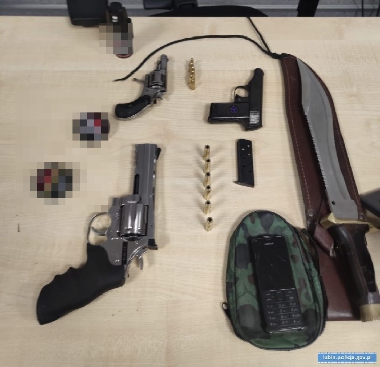 Dolnośląska policja przechwyciła broń palną, 7,5 kg dynamitu, 1000 sztuk amunicji i maczetę, mat. pras.