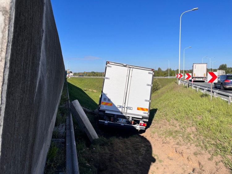Wrocław: Ciężarówka przebiła barierki na AOW i spadła na nasyp. Kierowca ranny, Jakub Jurek