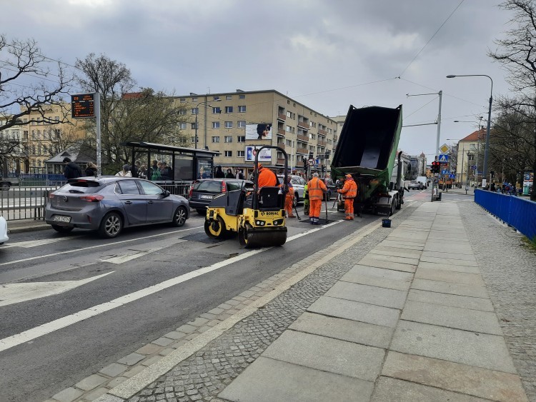Wrocław: Prace drogowe spowodują utrudnienia dla kierowców [23.09.2022], k
