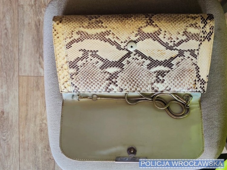 Wrocław: Oferowała sprzedaż torebki z aligatora. Do jej drzwi zapukali policjanci, mat. KMP Wrocław