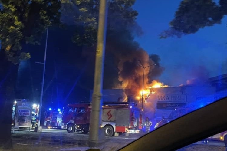 Wrocław: Pożar w sklepie meblowym i sali zabaw. Firmy zamknięte, sprawdzają powietrze, Pomoc drogowa AUTO-HARD