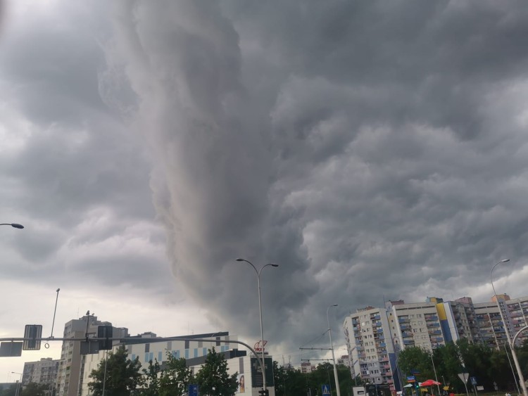 Zjawiskowe chmury nad Wrocławiem. Zrobiło się mrocznie [NOWE ZDJĘCIA], Adam Smak