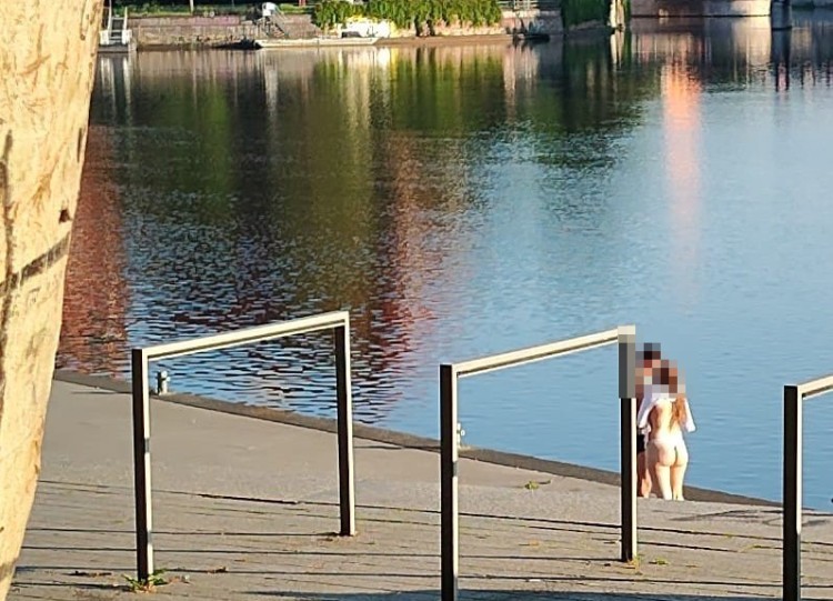 Co oni wyprawiają! Para pływała nago w Odrze w centrum Wrocławia!, Czytelnik