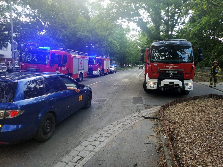 Wrocław: Wypadek na Biskupinie. Taksówka blokowała torowisko [ZDJĘCIA], J. Balawejder