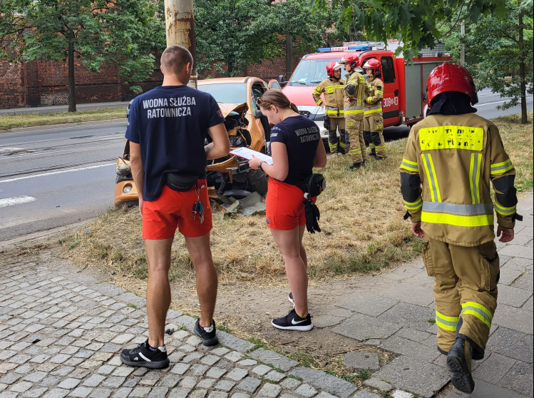 Wrocław: Wypadek na ulicy Reymonta. Kobiecie pomogli ratownicy wodni, Wodna Służba Ratownicza