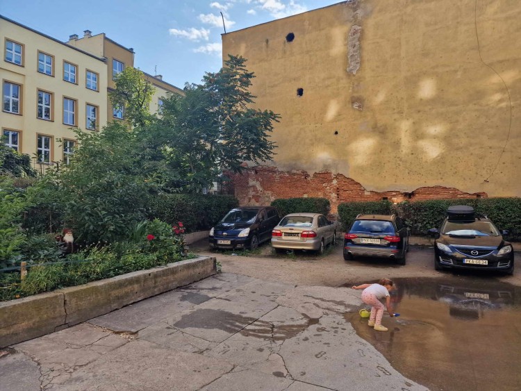 Ludzie sami remontują podwórko w centrum Wrocławia. Pracują nawet dzieci, Robert Kierzkowski