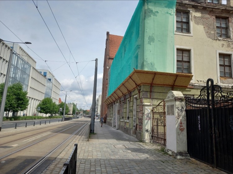 Wrocław: Deweloper zabezpieczył kamienicę. Podziałało dopiero straszenie prokuraturą, ZDiUM