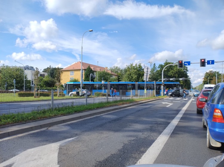 Wrocław: Wypadek na Kwidzyńskiej. Osobówka zderzyła się z tramwajem, Korespondenci MPK