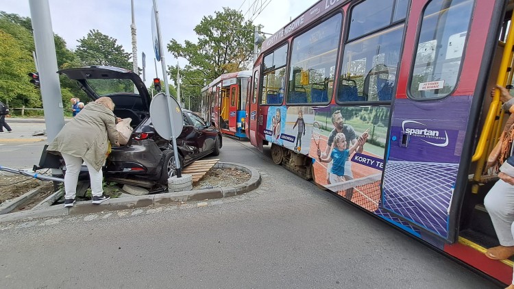 Wrocław: Wypadek osobówki i tramwaju na Biskupinie, Zdjęcie nadesłane przez czytelnika