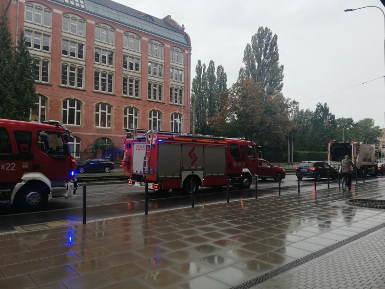 Wrocław: Straż pożarna interweniuje w akademiku. Włączył się alarm, mgo