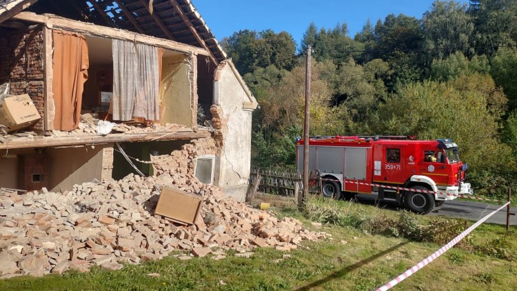 Dolny Śląsk: Ściana budynku runęła po wybuchu butli z gazem [ZDJĘCIA], Straż pożarna w Jeleniej Górze