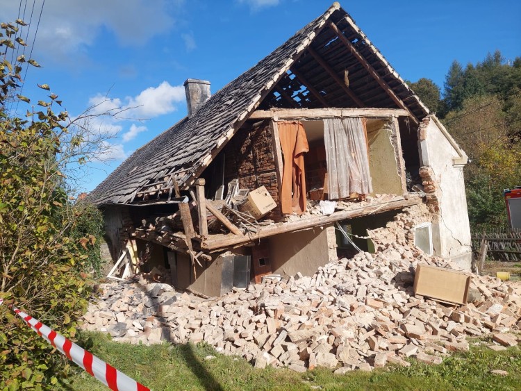 Dolny Śląsk: Ściana budynku runęła po wybuchu butli z gazem [ZDJĘCIA], Straż Pożarna w Jeleniej Górze
