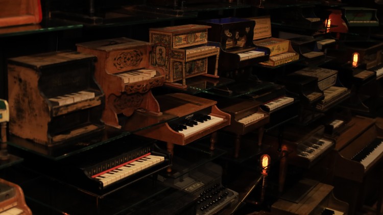 Małe, ale grają. Niezwykła galeria najmniejszych pianin i fortepianów na świecie powstała we Wrocławiu, Askaniusz Polcyn