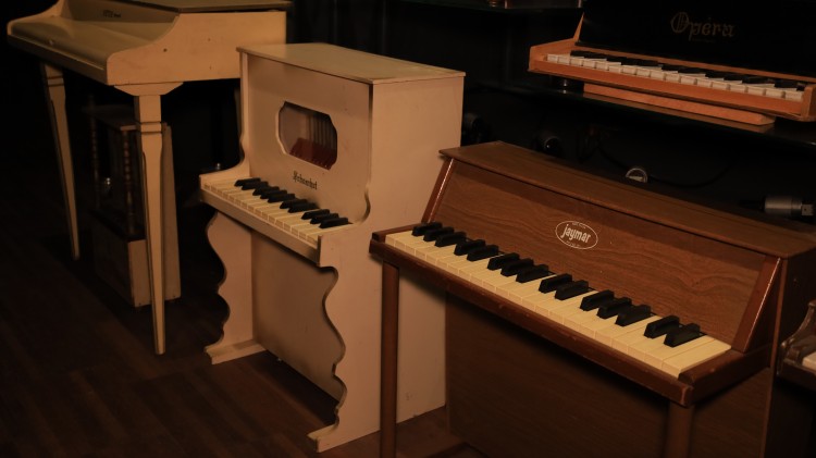 Małe, ale grają. Niezwykła galeria najmniejszych pianin i fortepianów na świecie powstała we Wrocławiu, Askaniusz Polcyn