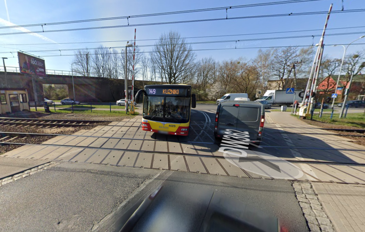 Wrocław: Remont przejazdu kolejowego. Od dziś objazdy, Google Maps