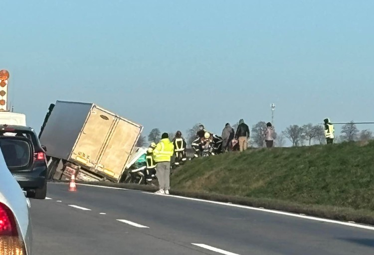 Koszmarny wypadek na A4 pod Wrocławiem. Zginęły trzy osoby, kilka jest rannych, Autostrada A4-aktualności, FB