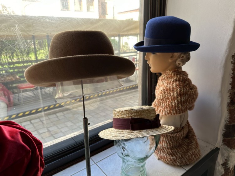 Pani Lucyna to wrocławska królowa kapeluszy. Robi je tak samo od dziesiątek lat, Askaniusz Polcyn