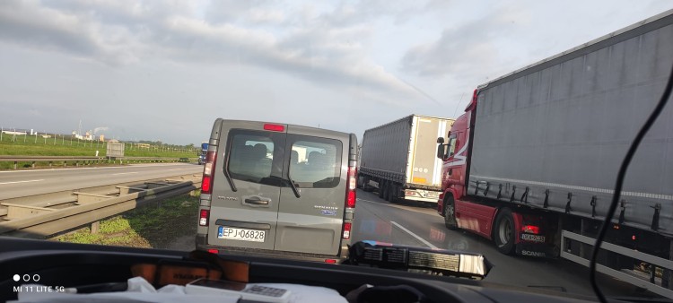 Bus uderzył w auto obsługi autostrady A4. Ranna jedna osoba, Suszą! Wrocław i okolice/Robert