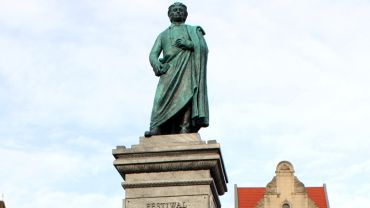 Pomnik Adama Mickiewicza stanął na wrocławskim rynku (ZOBACZ ZDJĘCIA)