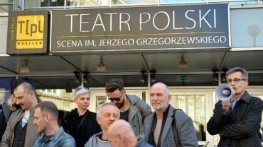 Przeciwnicy Morawskiego „świętowali” przed Teatrem Polskim [ZOBACZ ZDJĘCIA]