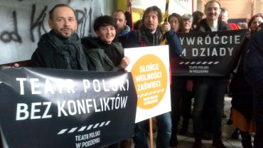 Kolejny dzień wojny o Teatr Polski. Przed salą sejmiku trwa protest