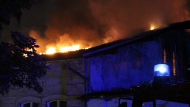 Nocny pożar w centrum miasta. Spłonął budynek historycznego dworca! [ZDJĘCIA, WIDEO]