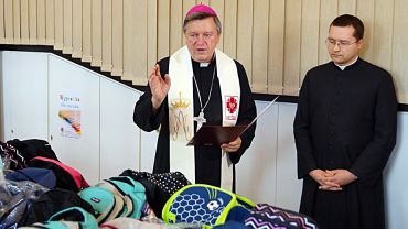 Wrocławski arcybiskup poświęcił tornistry dla dzieci ze wschodu [ZOBACZ ZDJĘCIA]