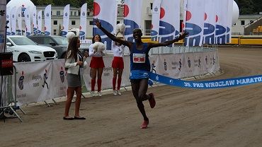 Kenijczycy znów zdominowali wrocławski maraton. Jest rekord trasy!