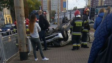 Wrocław: samochód uderzył w przystanek. Są ranni [ZDJĘCIE]