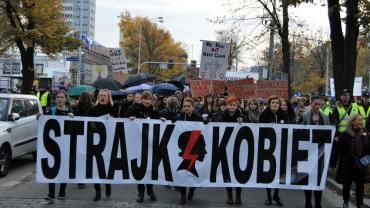 Czarny Wtorek. Kilkaset osób wyszło na ulice Wrocławia w rocznicę Ogólnopolskiego Strajku Kobiet [ZDJĘCIA]