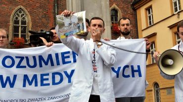 Protest Medyków na wrocławskim Rynku. „Nie godzimy na to, żeby w służbie zdrowia było byle jak” [ZDJĘCIA]