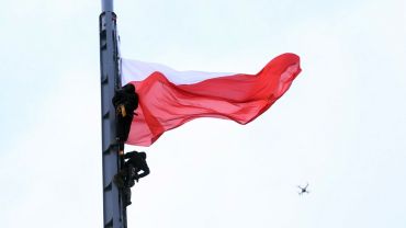 Biało-czerwona powiewa nad Wrocławiem. Alpiniści zawiesili flagę na Iglicy [ZDJĘCIA]