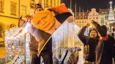 Jest doniesienie na kibica, który spalił zdjęcie Michała Boniego na wrocławskim Rynku