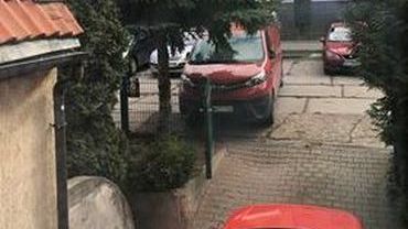 Na Gaju samochód stoczył się z parkingu. Blokuje ulicę [ZDJĘCIA]